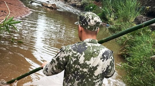 Un efectivo militar en el arroyo Tayazuapé durante las tareas de búsqueda del menor desaparecido, este sábado.
