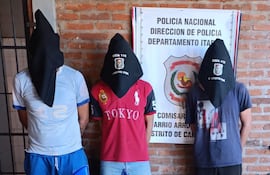 Querían vender partes desarmadas de motocicleta y quedaron detenidos