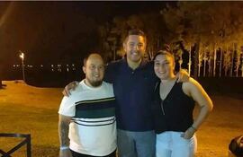 Freddy Velázquez, Pedro Alliana, y la funcionaria de la EBY, Leticia Velazco.