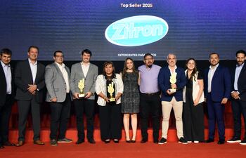 Ejecutivos de la empresa paraguaya Iris SACI recibieron tres distinciones en los Top Seller.