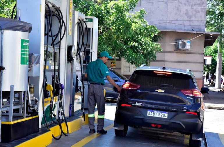 Cartel de precios de combustible de Petrobras con precios destacados en 4ta proyectada y Ayolas