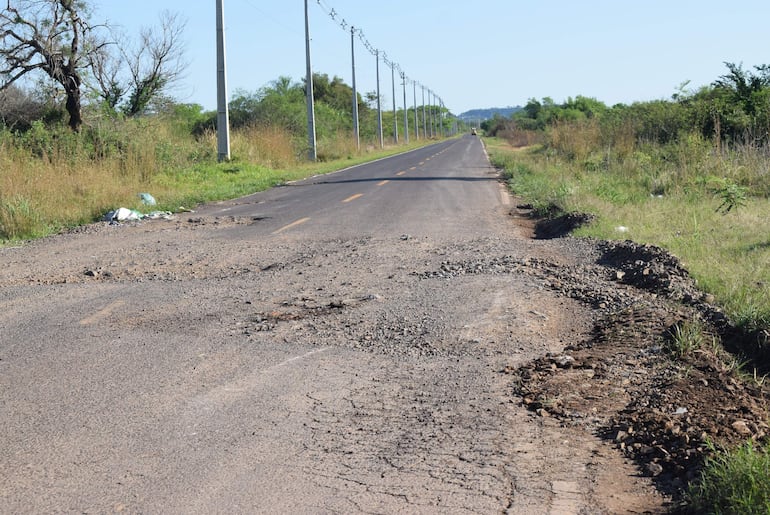 El tramo asfaltado Paraguarí-exAlpasa presenta numerosos baches y sectores completamente deteriorados.