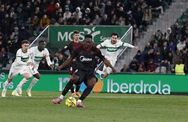 El delantero del Sevilla Akor Adams (2-d) lanza el penalti para marcar el segundo gol ante el Elche, durante el partido de LaLiga EA Sports que Elche CF y Sevilla FC disputan este lunes en el estadio Martínez Valero.
