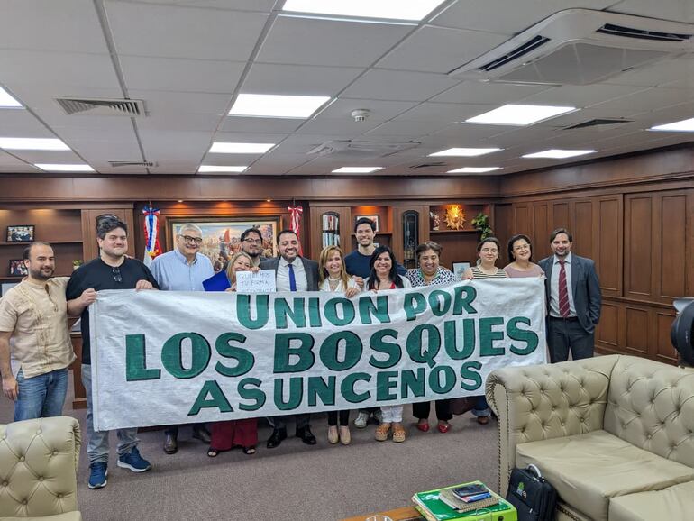 Vecinos del barrio Trinidad de Asunción se reunieron con el intendente Luis Bello para denunciar la construcción ilegal de una estación de servicio.