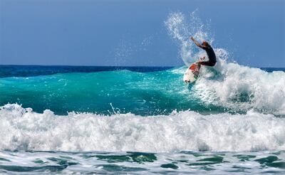 Surfista en Baja California, México.