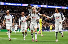 Lucas Bergvall (c) del Tottenham y sus compañeros de equipo celebran el gol del 1-0 durante el partido de la fase de liga de la UEFA Champions League entre el Tottenham Hotspur y el Villarreal CF en Londres, Gran Bretaña.