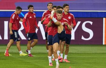 Los jugadores del Olympiacos durante el entrenamiento del equipo celebrado este lunes en el estadio Olímpico Lluis Companys, en Montjuic, para preparar el partido correspondiente a la tercera jornada de la fase liga de la Liga de Campeones, que disputarán mañana en dicho Estadio ante el FC Barcelona.