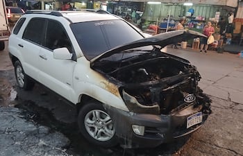 Así quedó la camioneta incendiada en el Mercado 4. Se incineró toda la parte del motor.