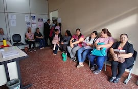 Las víctimas de la denominada mafia de los pagarés y Coordinadora que aglomera a los afectados acudieron este lunes al Juzgado de Paz de Luque para revisar los casos que siguen pendientes.