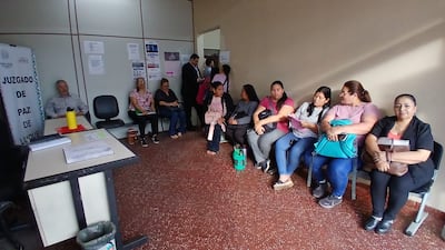 Las víctimas de la denominada mafia de los pagarés y Coordinadora que aglomera a los afectados acudieron este lunes al Juzgado de Paz de Luque para revisar los casos que siguen pendientes.