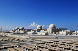 953
Una fotografía facilitada por la oficina de prensa de la central nuclear de Barakah el 13 de febrero de 2020 muestra una vista general de la central en la región occidental de Al Dhafra (anteriormente conocida como región de Gharbiya) de Abu Dabi, en la costa del Golfo, a unos 50 kilómetros al oeste de Ruwais. El 17 de mayo de 2026 se produjo un incendio tras un ataque con dron a una central nuclear en el emirato de Abu Dabi, según informaron las autoridades, que no registraron heridos ni afectación de los niveles de radiación.