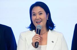 La candidata presidencial peruana Keiko Fujimori habla en Lima (Perú). Fujimori, la hija y heredera política del expresidente Alberto Fujimori (1990-2000), es la candidata mejor posicionada para disputar una vez más la Presidencia de Perú en una segunda vuelta electoral tras las elecciones de este domingo, frente a un rival que se definirá voto a voto en un escrutinio largo y lento entre seis candidatos que aparecen empatados en los sondeos a pie de urna.