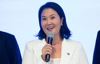 La candidata presidencial peruana Keiko Fujimori habla en Lima (Perú). Fujimori, la hija y heredera política del expresidente Alberto Fujimori (1990-2000), es la candidata mejor posicionada para disputar una vez más la Presidencia de Perú en una segunda vuelta electoral tras las elecciones de este domingo, frente a un rival que se definirá voto a voto en un escrutinio largo y lento entre seis candidatos que aparecen empatados en los sondeos a pie de urna.