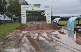 Uno de los saltos que fue diseñado dentro del estadio del Guaireña FC, que tendrá que esperar hasta mañana, para el paso de los autos sobre el mismo en el gran show que prepara la organización y que hoy fue postergado debido a la intensa lluvia.