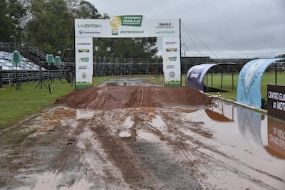 Uno de los saltos que fue diseñado dentro del estadio del Guaireña FC, que tendrá que esperar hasta mañana, para el paso de los autos sobre el mismo en el gran show que prepara la organización y que hoy fue postergado debido a la intensa lluvia.