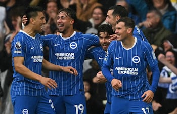 El paraguayo Diego Gómez (i), futbolista de Brighton, celebra un gol en el partido frente a Crystal Palace por la fecha 7 de la Premier League en el Amex Stadium, en Brighton, Inglaterra.
