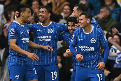 El paraguayo Diego Gómez (i), futbolista de Brighton, celebra un gol en el partido frente a Crystal Palace por la fecha 7 de la Premier League en el Amex Stadium, en Brighton, Inglaterra.