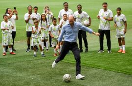 El príncipe William de Gran Bretaña se prepara para disparar durante el evento «Fútbol Comunitario» con niños que participan en proyectos sociales, en el estadio Maracaná de Río de Janeiro.