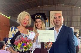 En familia, La concejala de Lambaré, Carolina González (ANR - cartista), la hija, Gloria Arévalo González (22 años) y el ex diputado Orlando Arévalo (ANR - cartista).