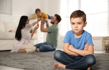 Concepto de celos entre hermanos.