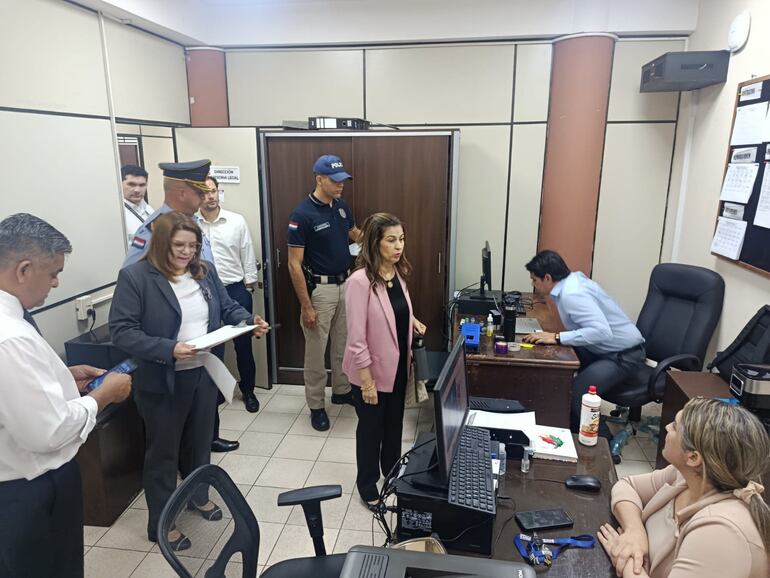 Fiscalía allana la Diben: investigan lesión de confianza en programa Pytyvõ Medicamentos