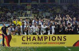 Surakarta (Indonesia), 02/12/2023.- Team of Germany celebrates with the trophy after winning the FIFA U-17 World Cup final match between Germany and France in Surakarta, Indonesia, 02 December 2023. (Mundial de Fútbol, Francia, Alemania) EFE/EPA/MAST IRHAM