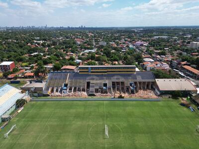Imagen captada este miércoles con el drone de ABC en la que se aprecia la demolición parcial del sector preferencial del estadio Feliciano Cáceres del Sportivo Luqueño, que conserva un campo de juego en condiciones aceptables.