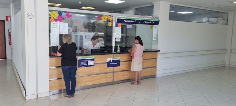 Algunos asegurados asercandoce hasta la farmacia interna buscando algun medicamentos.