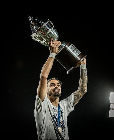 Thiago Vecino, nuevo jugador de Cerro Porteño, levanta la Copa del campeonato uruguayo que obtuvo en el 2023 con el Liverpool. El delantero llega a barrio Obrero con la misión de hacer goles.