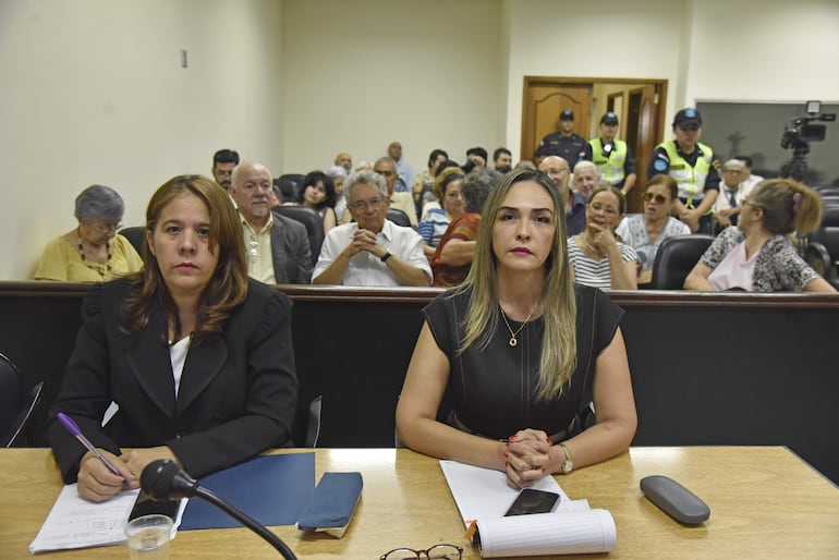 Fiscala Sonia Sanguinés (der.), de la Unidad Especializada de Derechos Humanos, junto a su asistente, minutos antes de conocer la sentencia del Tribunal.