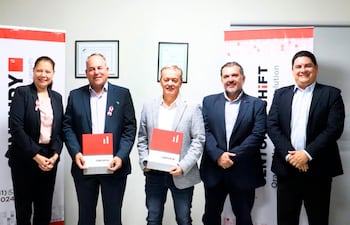 Carolina Benítez, Michael Harder, Kurt Falk, Óscar López y Julio Ayala.