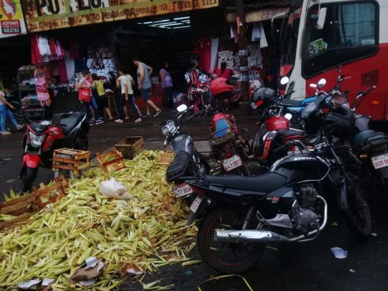Una monta&ntilde;a de chalas y motos estacionadas en el paseo central.