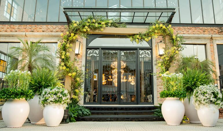 La fiesta de bodas fue en Puerto Liebig, decorada con importantes arreglos de flores naturales y mucho follaje por Ariel Rodríguez.