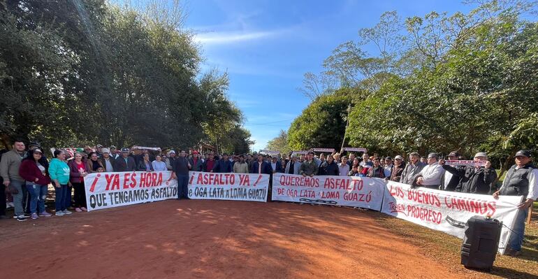 Pobladores de Borja y Mbuyapey se movilizaron en reclamo de un camino en condiciones todo el año.