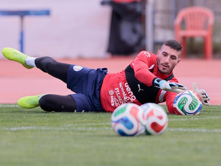 Gastón Olveira, jugador de Paraguay, durante el entrenamiento del plantel en el estadio de Panionios FC, en Atenas, Grecia.
