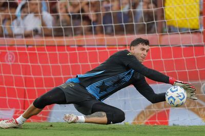 AME1719. BUENOS AIRES (ARGENTINA), 22/03/2025.- El arquero de la selección argentina Emiliano Martínez, participa este sábado en un entrenamiento a beneficio de las víctimas de la inundación de Bahía Blanca, en el Estadio Tomás Adolfo Ducó en Buenos Aires (Argentina). EFE/Juan Ignacio Roncoroni
