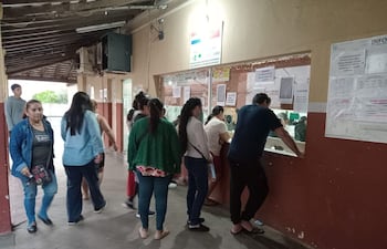 Los pacientes forman filas desde la madrugada para conseguir turnos con especialistas del Hospital de Limpio.