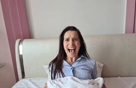 Mujer se despierta de una pesadilla.