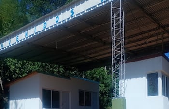 La empresa y las municipalidades cumplieron con todos los requisitos exigidos, pero la falta de decisión política para dotar de personal a la Aduana argentina retrasa la habilitación del cruce fluvial.