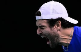 Eufórico festejo de Matteo Berrettini tras su triunfo sobre el español Pablo Carreño en el primer partido de la serie final.