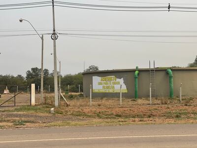 La costosa obra del acueducto “Agua para el Chaco” se encuentra inoperativa desde 23 de diciembre del 2022. Las instalaciones de Loma Plata y Filadelfia proyectan total dejadez al igual que todos los reservorios del proyecto, mientras la sequía azota con fuerza el departamento de Boquerón.
