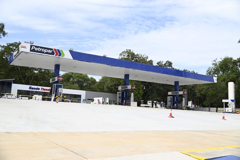 Estación de servicios del emblema Petropar, construido en la Costanera Sur, todavía no está habilitada para operar.
