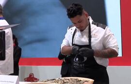 El chef paraguayo Jesús Antonio Ruiz es el mejor abridor de ostras de España