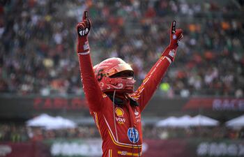 El piloto español Carlos Sainz, de 30 años y que disputa su última temporada en la escudería Ferrari, estuvo imbatible el fin de semana durante el GP de México. AFP