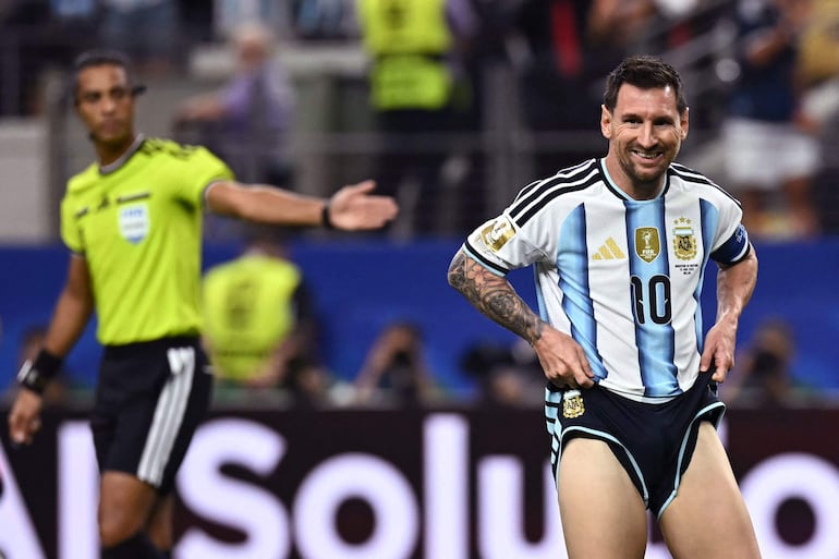 La reacción de Lionel Messi luego de su disparo fallido desde los 12 pasos. 