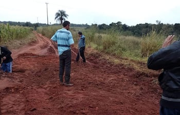 vdb Pobladores de la Compañía Olla Ruga reparando el camino que utilizan para salir al casco urbano de San Joaquín.