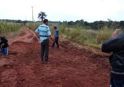 vdb Pobladores de la Compañía Olla Ruga reparando el camino que utilizan para salir al casco urbano de San Joaquín.