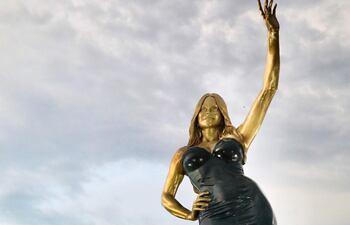 Estatua de la actriz colombiana Sofía Vergara, en el Malecón del Río en Barranquilla (Colombia).