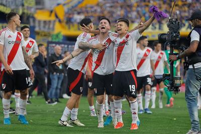 Jugadores de River celebran este sábado, al final de un partido de la fecha 15 de la Primera División entre Boca Juniors y River Plate en el estadio Alberto José Armando en Buenos Aires (Argentina).