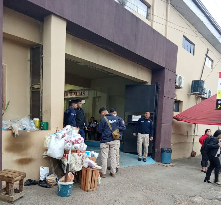 La Policía y la Fiscalía investigan la muerte de un joven de 21 años que llegó sin signos de vida al Hospital Distrital de Ñemby con una herida de bala en el pecho.